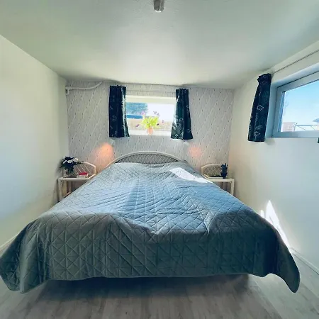 Spacious & Cozy In Tranquil Suburb Lejlighed *