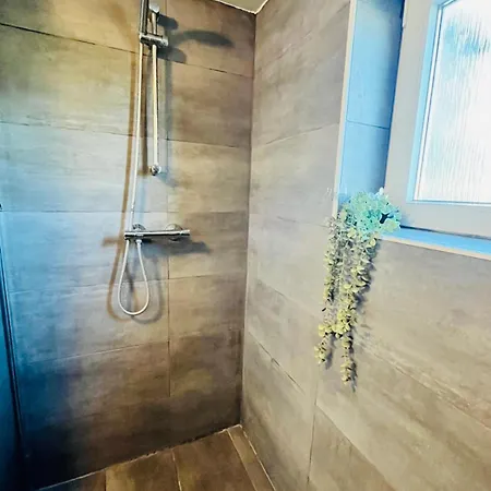 Spacious & Cozy In Tranquil Suburb *