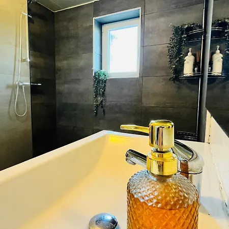 Spacious & Cozy In Tranquil Suburb *